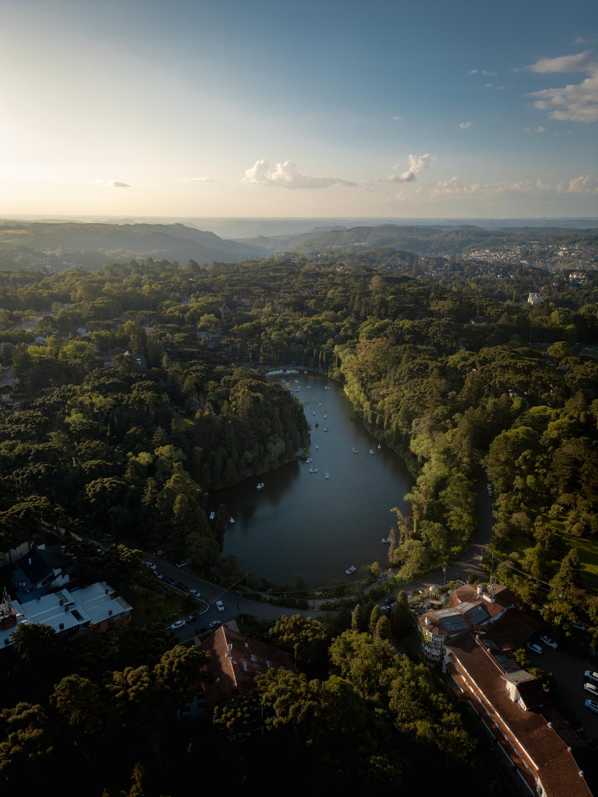 Imagem de vários imóveis premiados em arquitetura com design moderno e inovador destacando-se em um cenário urbano.